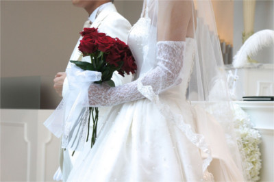 結婚式に欠かせない“白いハンカチーフ”