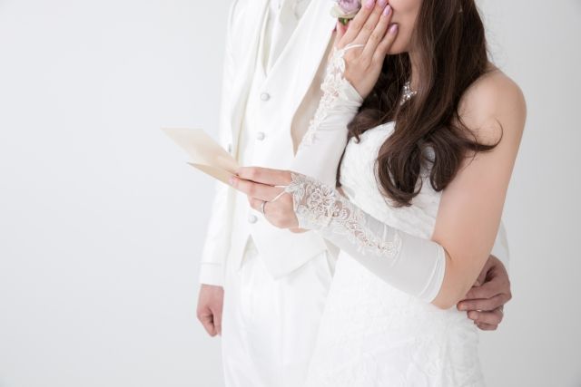 結婚式で涙する花嫁