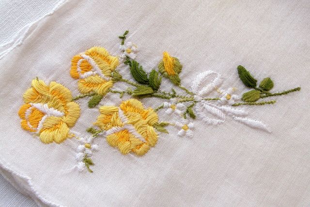 黄色の花の刺繍入りのハンカチ
